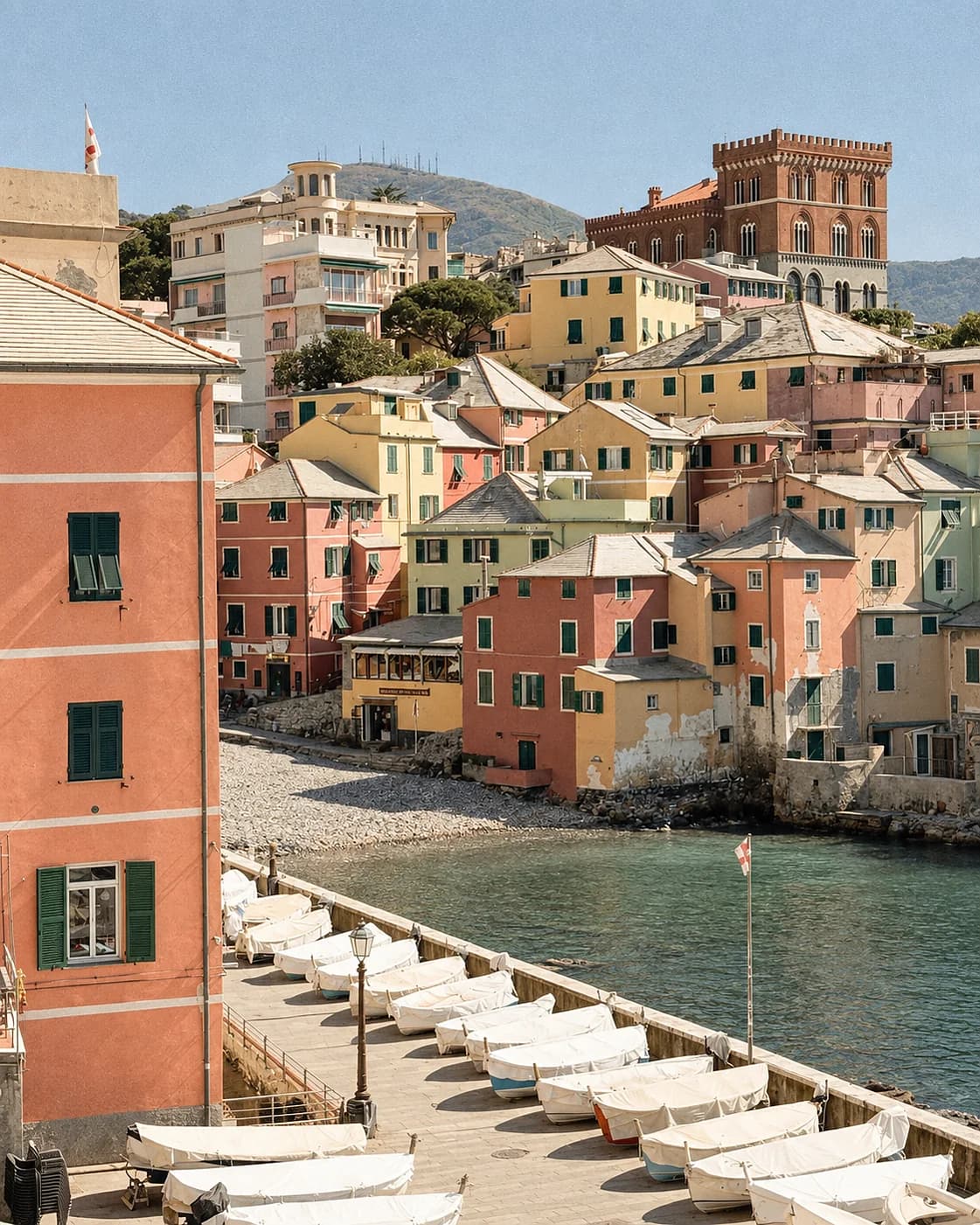 Le case colorate di Boccadasse sulla spiaggia di sassi, a Genova