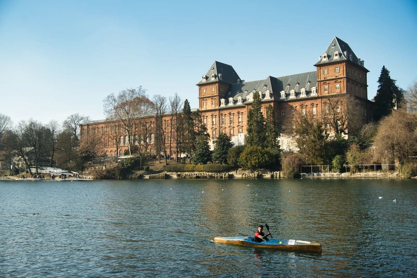 Il Castello del Valentino visto dal Po, con un kayak in primo piano