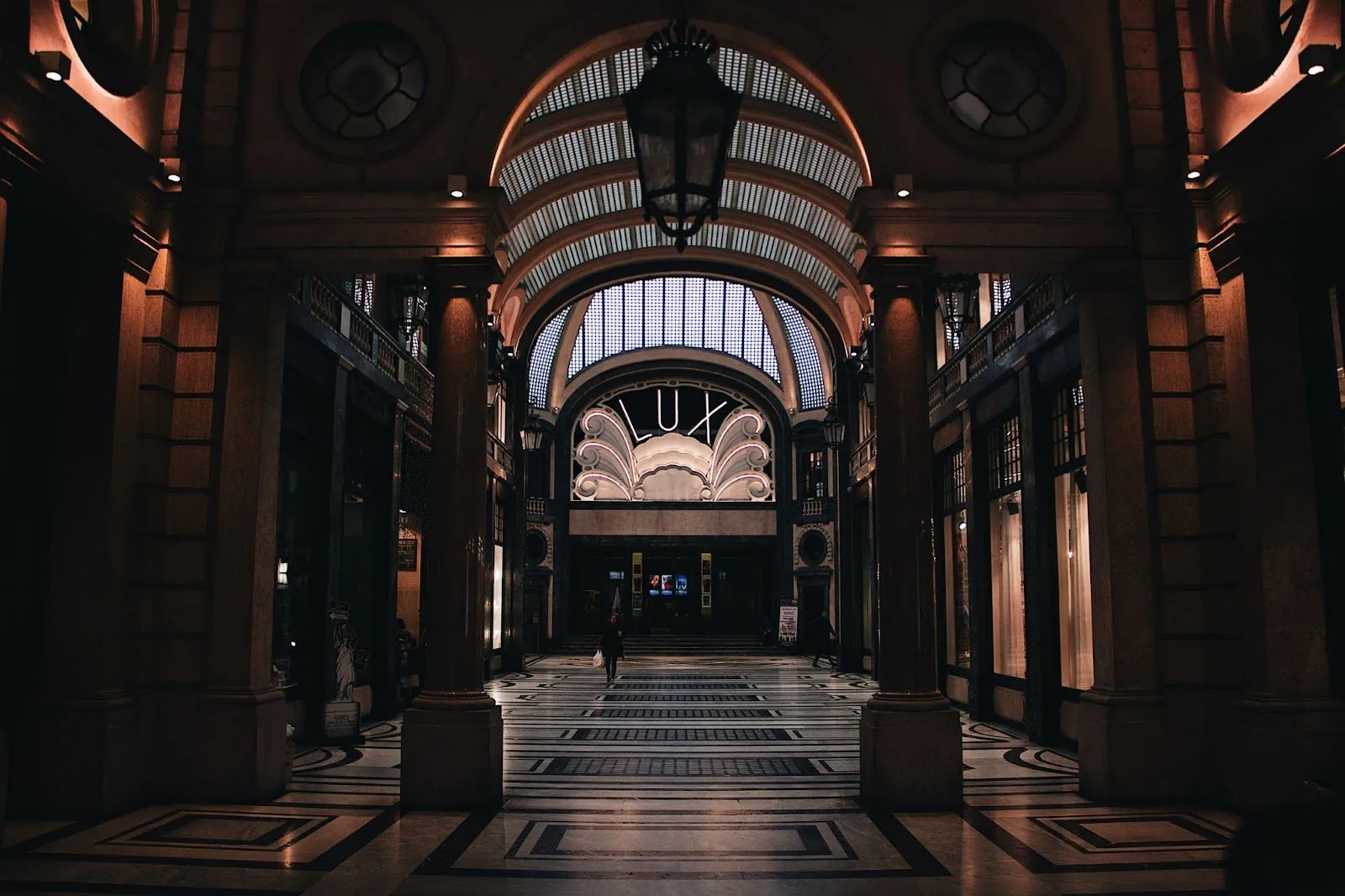 La Galleria San Federico a Torino, con l’insegna del cinema Lux in fondo
