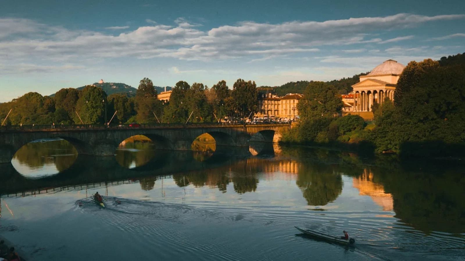 Il ponte Vittorio Emanuele I e la chiesa della Gran Madre al tramonto, con i canottieri sul Po