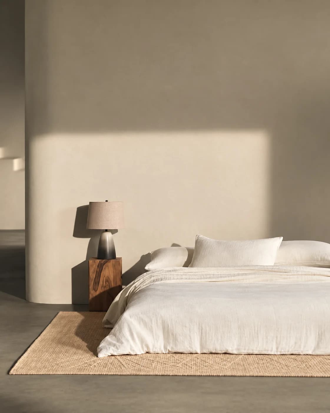 Un letto con lenzuola bianche