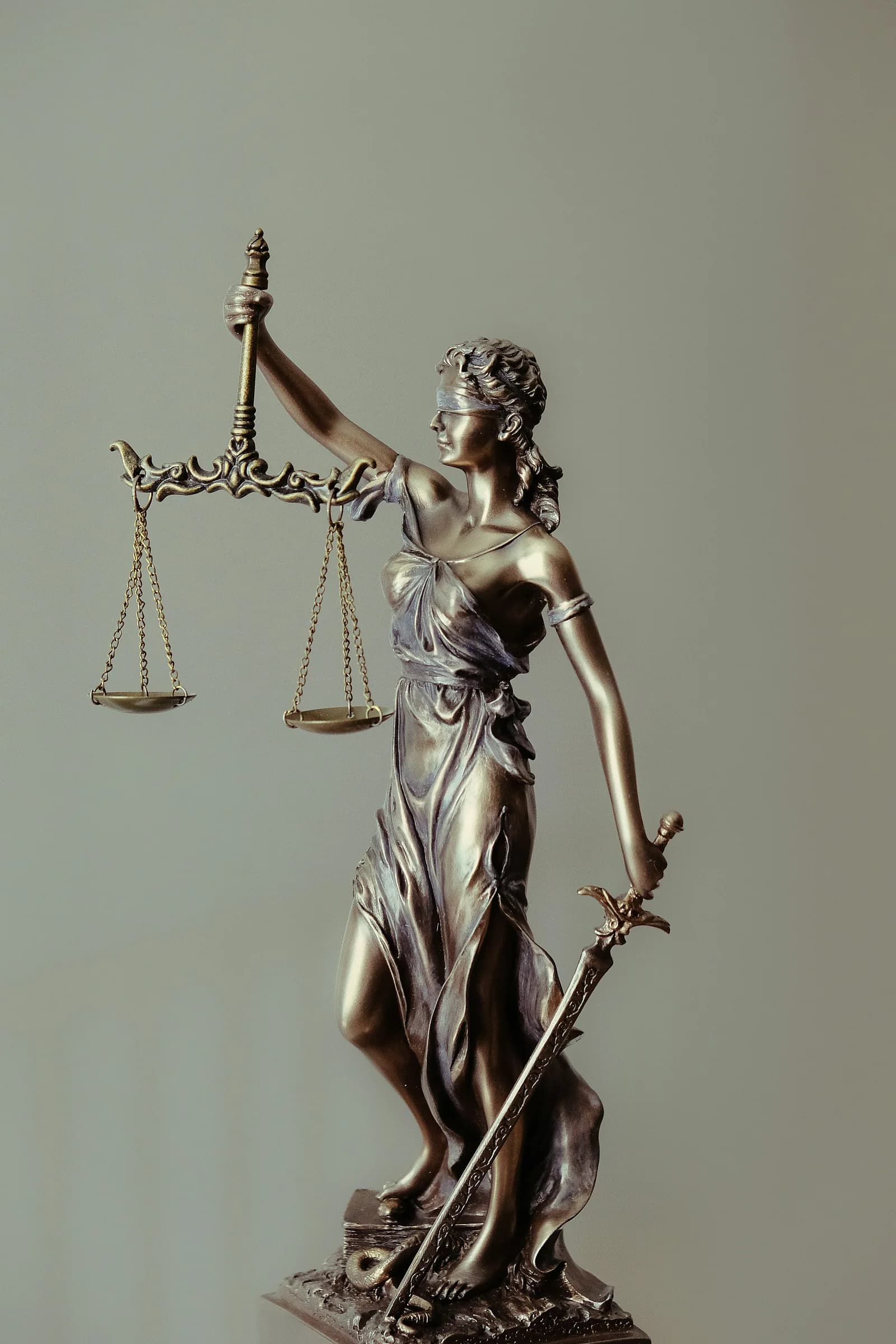 La statua della Giustizia con la bilancia in una mano e la spada nell’altra