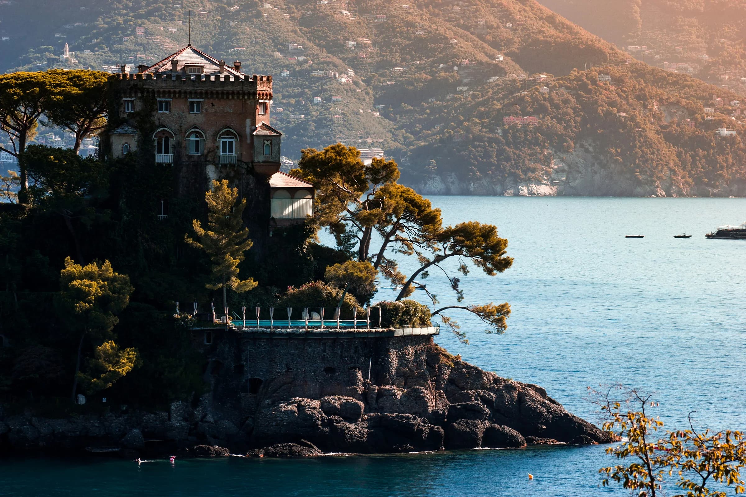 Una villa su un promontorio roccioso a picco sul mare, fra i pini