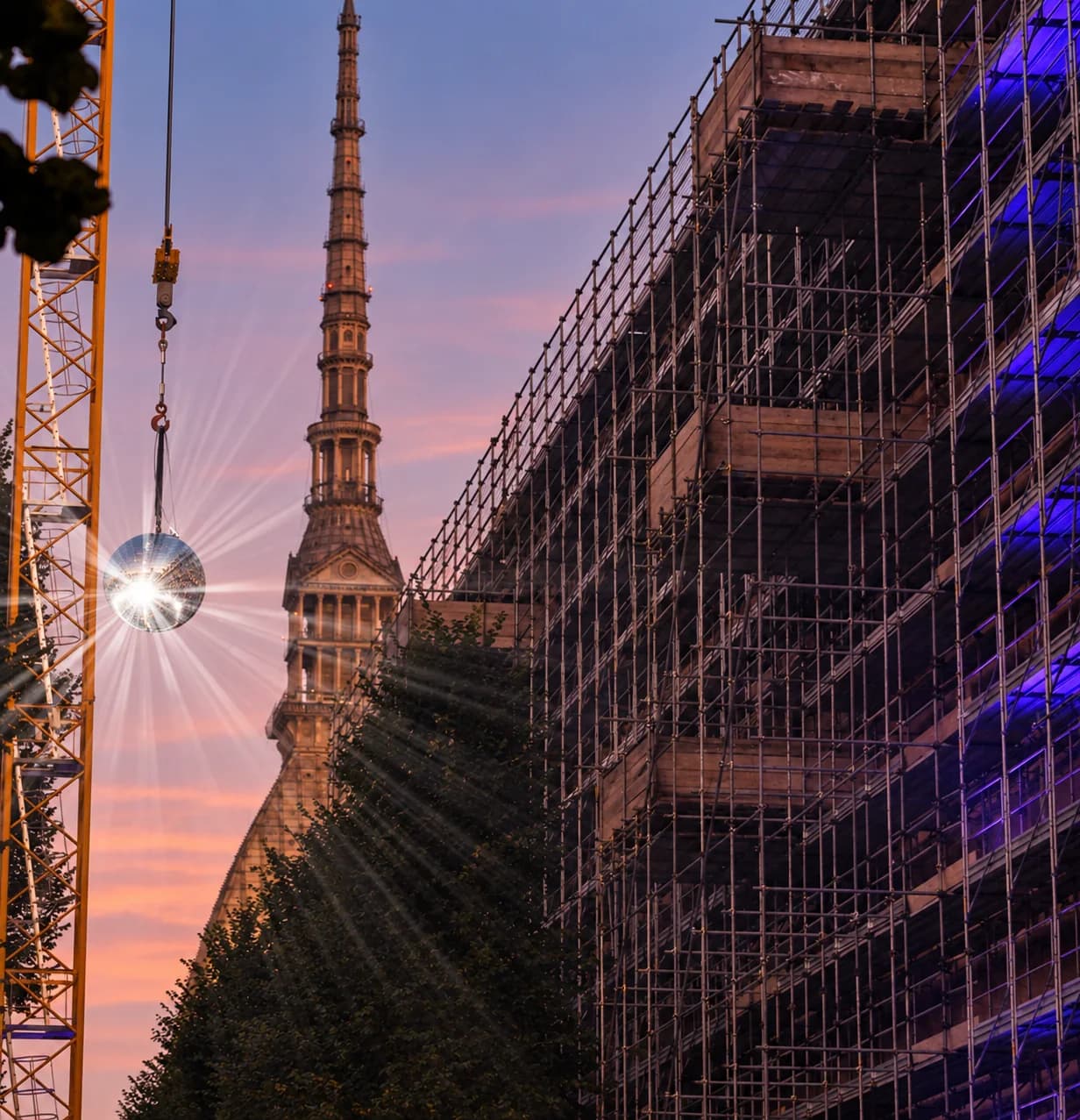 La Mole Antonelliana al tramonto, illuminata di blu