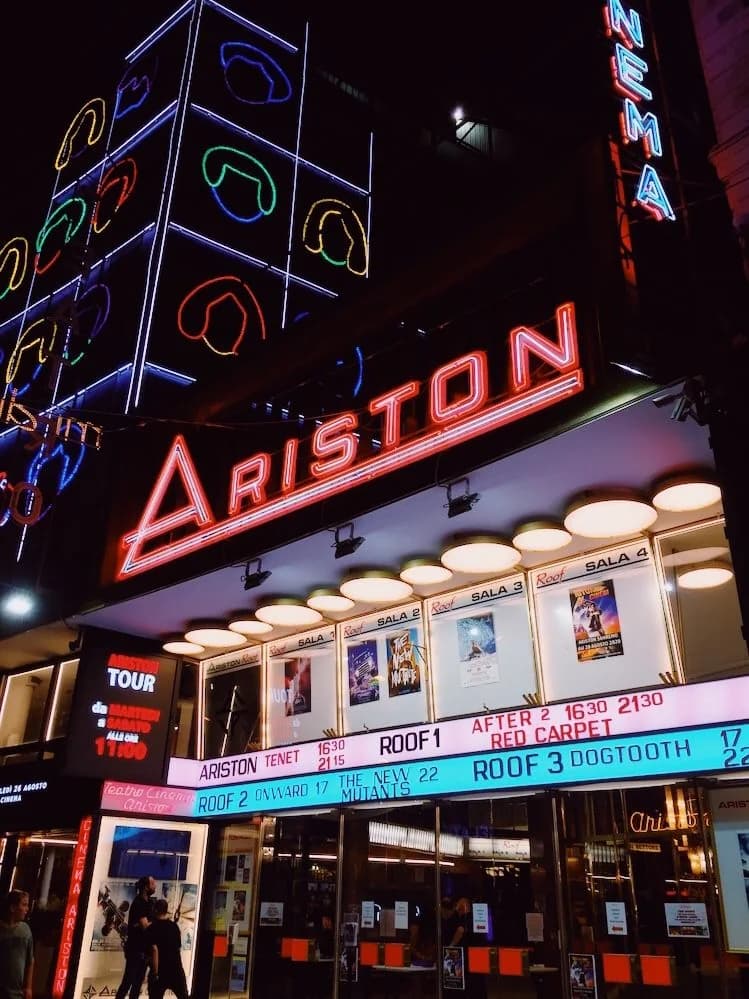 L’insegna al neon del cinema Ariston accesa di sera